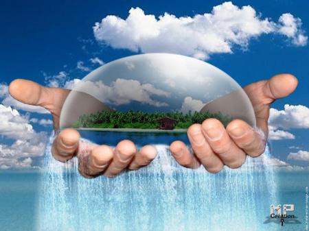 Deux mains tiennent une ile mer Verdure�sur fon d'oc&eacute;an bleu Id&eacute;e vacances Evasion BONNES VACANCES  bisous marie-andr&eacute;e