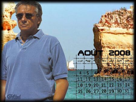 Michel sardou,encor en vacances,dns ses pens&eacute;es,lunettes de soleil, la mer derri&egrave;re,fort beau bateau�le calendrier d'AOUT08,il r&eacute;fl&eacute;chit!!A quoi  &agrave; ses futures activit&eacute;s?? il est bien charmant ��