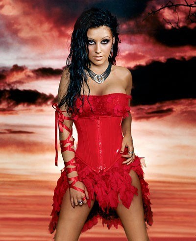 Pluto bell donne la chanteuse Anastacia!!dns sa robe rouge fait sexy!!�cheveux noirs,beau ciel orang&eacute; noir� bonn soir&eacute;e joie  musique gaiet&eacute;��  &agrave; bientot  marie andr&eacute;e  mil bisous /��