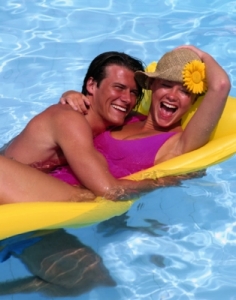 C'est ETE:baignades l'on s'amuse dns l'eau;meme en couple,RIRE JOIE DE VIVRE  S'aimer � soleil chaleur Eau! IMAGE fait Envie aussi!!! il fait si chau ici dn le SUD!!et &ecirc;tre av