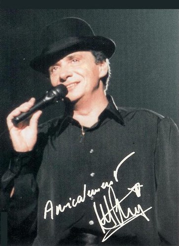 Photo ici de Michel Sardou souriant  Chante il est en concert��avc son chapeau &ccedil;a lui va tr&egrave;s bien,et ns signe et d&eacute;dicace cette photo Amicalement de sa main�� sympa et g&eacute;n&eacute;reux!!il est bien charmant 