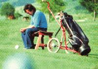 Bonjour ts ttes�Michel sardou en plein nature,se repose lit peut etre, prend l'air; &ccedil;a lui change de l'ambiance m&eacute;diatique et de son travail le public�besoin de se ressourcer lui aussi, comm