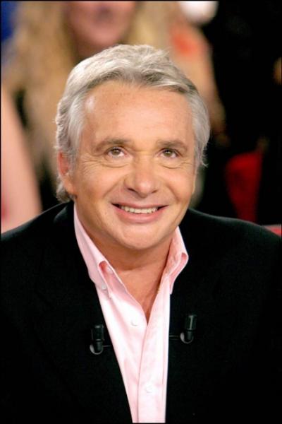 Michel Sardou, bien souriant dans une photo de date r&eacute;cente  2008, pr venir vs pr&eacute;senter sa Nouvelle pi&egrave;ce de th&eacute;&acirc;tre qu'il joue en famille avec son fils DAVY�et qui doit sortir prochainment �On 