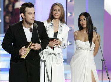 ROBBIE WILLIAMS pas mal, ses chansons aussi; &agrave; la Remise des Prix MUSIC AWARDS com chaque ann&eacute;e,;il est ici bien entour&eacute;e �et &eacute;mu d'avoir eu un prix�� BONNE FIN DE NUIT  Bisous   Marie-andr&eacute;e �� 