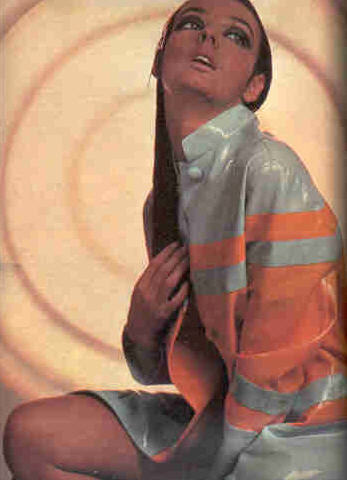 Une autr photo de MARIE LAFORET o&ugrave; je la trouve plutot bien belle,habill&eacute;e mode!!Modern' !! cheveux t&ecirc;te en arri&egrave;re, photo lui donn un genre!! et j'aim tjours ses chansons sa voix un peu sp&eacute;