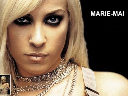 Bell chanteuse,modern' au ton d'aujour'd'hui,bijoux m&eacute;tallis&eacute;s,j'aim: C'est Marie-Mai:  bien belle beau visage,yeux noirs bien fard&eacute;s contrast avec ses cheveux blonds�j&#