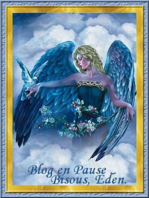 Comm cett belle femme Ange fond bleu blan fleurs Je vien vs t&eacute;moigner tte mon Amiti&eacute; m&ecirc;me qu'en ce moment le Blog est un peu en PAUSE, et oui j'aurai surement mon PC  demain!!Mes amies je vs