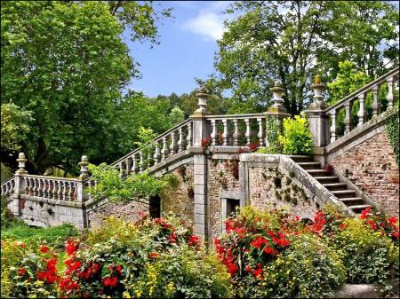 COUCOU�� Paysage fleuri verdure, un bel escalier que j'aurai plaisir &agrave; grimper,dans ce beau site naturel verdoyant �� Ca rafraichit ce paysage � et ressource ��  Bisous ts ttes  marie-andr&eacute;e �� B