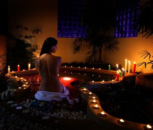 De dos une belle femme, intime on voit son visage de profil, ambiance intime bougies, pas mal cette photo,  Charme Pens&eacute;es dans la t&ecirc;te  Amour  A celui qu'elle Aime � et l'ambiance y est !!: