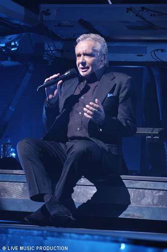 Michel sardou, en concert, chante  assis,  on imagine la chanson qu'il peut interpr&eacute;ter, &eacute;l&eacute;gant dans son smoking noir !!Et il fait du nouveau en jouant  sur les planches de th&eacute;atre  prochainemen