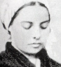 Bernadette Soubirous:qui a vu Marie  &agrave; Lourdes en Apparitions; certes on ne peut y croir ou pas �mais depuis bien des choses belles se sont cr&eacute;&eacute;s &agrave; Lourdes la grotte, basilique�et la foi les pri&egrave;res q