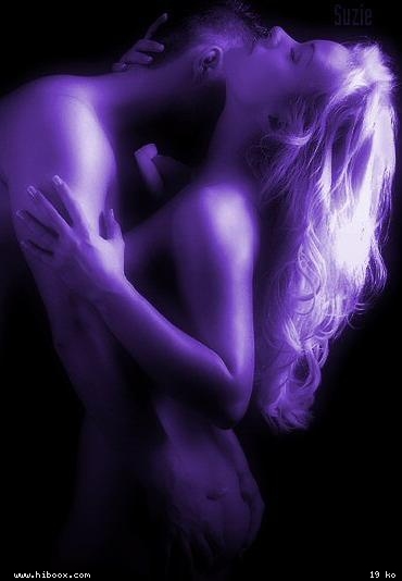 En fon Noir Mauve,ce coupl Bell femme cheveux longsBlonds,enlac&eacute;s s'aiment s'embrassent se d&eacute;sirent�Beaut&eacute; sans arri&egrave;r pens&eacute;e� belle photo!!tendresse D&eacute;sir Respect Passion Amour�� le mauveBl