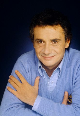 Bien souriant, ici cette photo de Michel: michel sardou charmant , et le bleu, bien habill&eacute;,lui va bien� On craque!! en en plus il y a la bell voix les chansons en Prime!!  BONNE JOURNEE  GROS BISOUS 