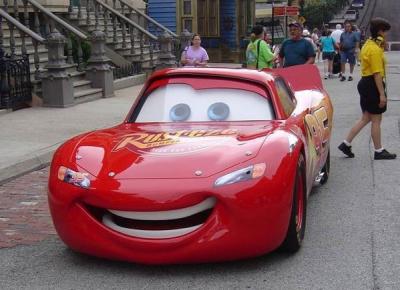 Original;Voiture rouge Sport, phare,le devant comm une bouche qui sourie,gaie, roule dans la rue, les gens passen com si rien n'&eacute;tait!  humour  amusant  rigolo� fait sourire ��  BONNE SOIREE Joie