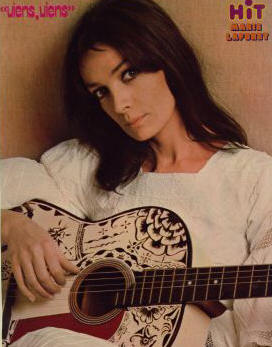 Chanteuse l'on entend moins,a eu franc succ&egrave;s,et tjours je pense!!je l'aim bien, elle a une voix grav un peu sp&eacute;cial: Marie LAFORET, avecun r&eacute;pertoire de chansons que je privil&eacute;gie � l'