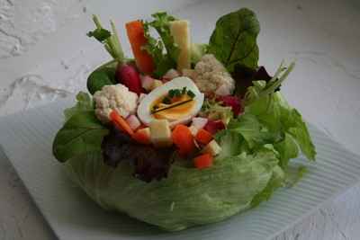 c est ps l'heur,mais demain cela ns fera envie cett belle salade bell couleur le vert rouge jaune Salade tomate surimi Oeufs dur Chou fleur Radis� une bonn vinaigrette avc miam  et un peu de thon