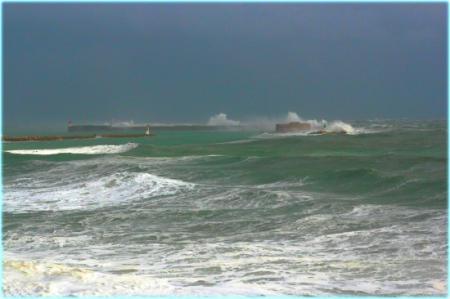 Vagues  agit&eacute;ees:mer M&eacute;diterrann&eacute;e  SETE   et  le rivage � couleurs bleu blan  vert pastel  bleu ciel �  belles couleurs  et  ces mouvement de vagues me font r&ecirc;ver �� po&eacute;sie  peinture   sports  de gli