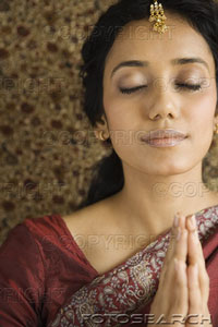 Elle a un visage superbe repos&eacute;,cette jeune belle Hindoue,m&eacute;ditant,visage paisible, ns transmets Paix joie Lumi&egrave;re Force  Ns Emm&egrave;ne &agrave; Ns Recentrer Sur Nous � et &eacute;lever notre &acirc;me�� j'aime l'I