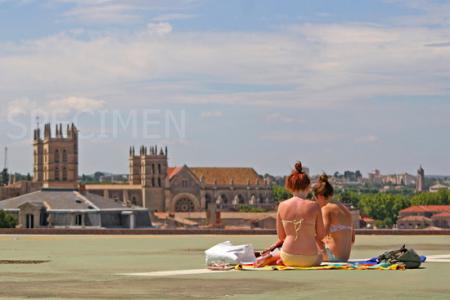 Terrasses du CORUM , le soleil il fait beau, vue sur Montpellier, et sr la Cath&eacute;drale St Pierre �  l'&eacute;t&eacute;  deux touristes ... !!!