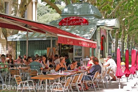 Brasserie Caf&eacute; sur Place de l'Esplanade &agrave; Montpellier, avec le soleil  � Belle place Parc verdure, fontaines,  March&eacute;  et  caf&eacute;  glaciers, enfin de la vie, du monde, touristes �  A   PLUS TARD  �