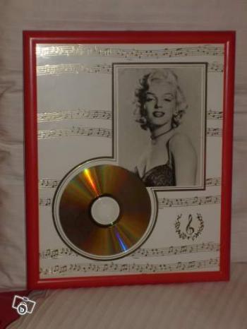 CadreBordsRouges�Notes de musique,et illustre superbement Marylin Monroe�belle blonde avec un Beau Disque D'OR R&eacute;compense de Chansons dns sa Carri&egrave;re�Elle restera tjours dns Nos M&eacute;moires&&