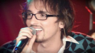 Souriant  Christophe Willem!! l'heureux vainqueur qui a gagn&eacute; en Chanson devant Jury &agrave; la STAR AC��depuis fait son chemin, nouvels albums ��