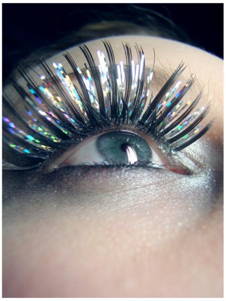 Visage de femme, ses yeux bien maquill&eacute;s, et l'on en voit un ici, elle a son regard vers le haut, beaux yeux bleux,et son mascara fait bien ressortir ses cils bleus brillants roses blancs,origina