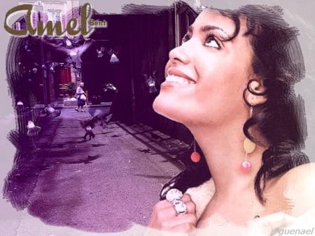 Bien souriante  sympa  Amel Bent, sous fond de rue et la population, elle aime la vie, heureuse�joie �je l'aim bien,ET VOUS ??