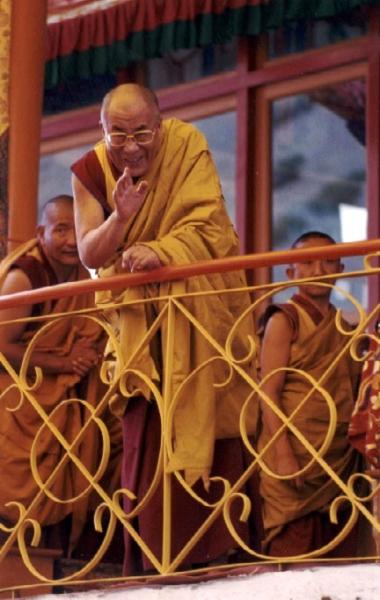 Photo empreinte joie Amour Vrai d'un Grand Sage sur la Terre: le Dala&icirc; Lama,sr balcon,avc moines derri&egrave;re�il sourit &agrave; la population et c'est sinc&egrave;re:cela se voit au Regard�Sage dans le Coeur