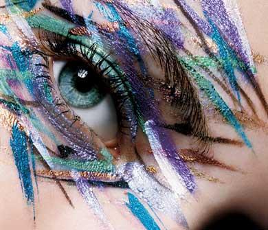 Beaux  yeux d'une bell femme,l'on voit SonOeil bleu maquill&eacute;e plusieur tons de Couleurs,Gais et beaux de brillance,met en valeur ses beaux yeux�Superbe j'ador cette Photo��Mil bizz   BO