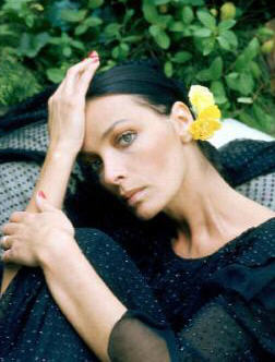 Bien belle, s&eacute;rieuse, mais beau visage,Marie Lafor&ecirc;t les cheveux tir&eacute;s; dans sa robe bleu blanc sobre,mais qui lui donn un certain genre un Charme � Comm sa Voix un peu original  un peu rauque,que j&#