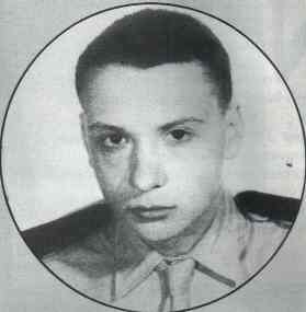 Michel :  et oui michel sardou bien jeune ici, en tenue de militaire, lors de son service militaire &agrave; l'Arm&eacute;e�� mais depuis bien des changements,bien qu'1 Journ&eacute;e Obligatoire pr le Service M