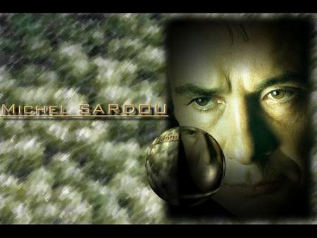 Sur fond blanc d'herbe blanc vert, un peu flou michel se regarde &agrave; travers une loupe:MICHEL SARDOU,  que de pens&eacute;es doit-il y avoir dans son esprit ??a Quoi pense t -il??  A PLUS  Mil bizz &&