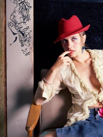 Femme  Mode , le chapeau il est bien beau le sien : Rouge �Ca lui va bien�� sexy sensuelle, cette jeune femme ��