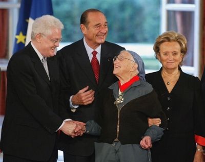 Souvenir d'une grande Dame et Religieuse qui A fait beaucoup pr le bien de malheureux, d&eacute;sh&eacute;rit&eacute; dns notre Monde:Soeur Emannuelle qui ns a Quitt&eacute; pr rejoindre Dieu!PRESQUE A 100Ans,bel age, ici e