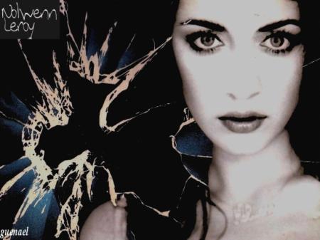 Sous fond original blanc bleu noir, Modern' une chanteuse j'aime bien: Nolween Leroy� ses chansons pas mal du tout ��