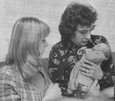 Une ancienne photo,mais important dns le coeur de michel Sardou: avc son ex-femme � et son enfant qu'ils viennent d'avoir �  Beau b&eacute;b&eacute; ; il est attentionn&eacute; affectueux, michel pr  son  b&eacute;b&eacute; �