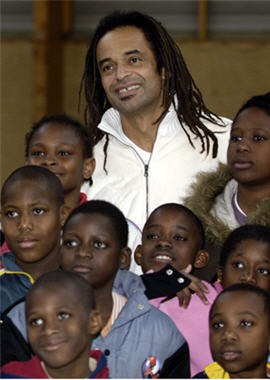 Bonjour, et BON DIMANCHE �  Yannick Noa  avec  enfants  si mignons � souriants ��