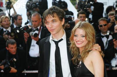 Le chanteur qui poursuit bien Sa route  dans la chanson  succ&egrave;s, : Raphael,   en belle compagnie, une belle fille blonde, et plein de journalistes  M&eacute;dias  autour �  Une Manifestion sans doute &&