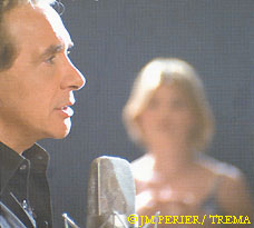 . Vous l'avez reconnu: de profil   michel sardou�  Dans le flou, l'on voit une femme   qui  a  attirance  vers  lui &&   BON APRES MIDI &&  bizzz &&  