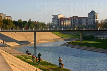 Une vue par soleil beau temps,Montpellier, Les Rivers du Lez �Jardins Verdures, Beaux batiments,lieux promenades et manifestations dont le FIZZ  Sports extr&ecirc;mes en MAI JUIN Chaque ann&eacute;e �� Bizz  &&