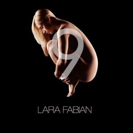 Dns son intimit&eacute;    Lara Fabian, sous fond noir � sexy  sensuelle et  belle !! avc tout le respect qu'on lui doit,  par ce qu'elle fait   a cot&eacute;   chansons et sa belle voix ��