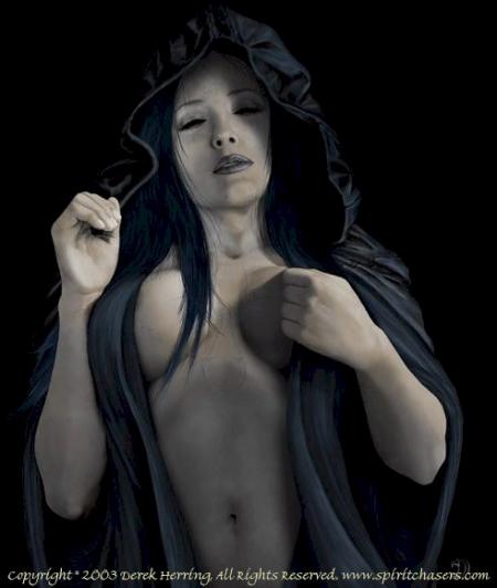 Visage  cheveux noirs, l&eacute;g&egrave;rment souriante,  d&eacute;sir, l&eacute;grement v&ecirc;tue,  cape Noire,  et son Intimit&eacute; ��