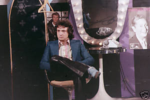 Dans sa loge, michel Sardou �  Pensif  &&  