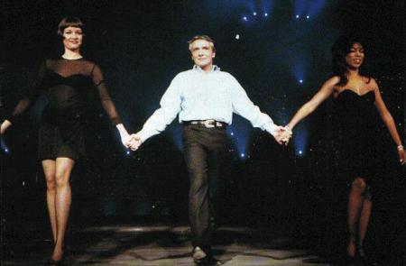 eN Concert, Michel sardou, musiciens et ses choristes, bien entour&eacute;e,  michel  ,  un moment plutot priviligi&eacute; surtout quant on assiste &agrave; Ses Concerts ��en r&eacute;alit&eacute; ��  Soir&eacute;e gaie  et  d&eacute;tendue  pr ts 