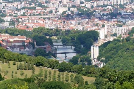 Une vue a&eacute;rienne  sur BESANCON: belle ville ;etoui, la semaine prochaine VOYAGE , je vaisme promener avec mn ami et d'autres ami(e)s. Visite Association et visite ville R&eacute;gion��