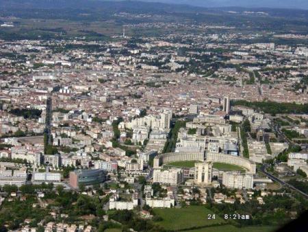 Et oui, une vue  sur Montpellier,  la ville et l'arri&egrave;re pays campagne ; Batiments Antigone Le Peyrou,pr temps clair, on peu voir la mer  en hauteur��  