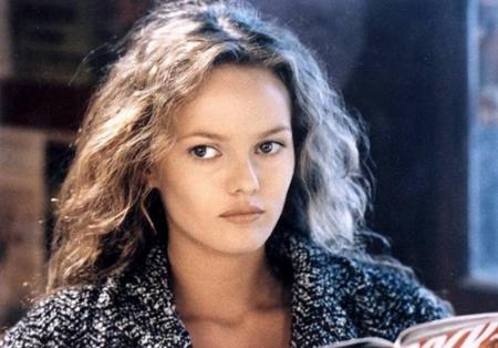 Jeune et mignone,  fait  bien  succ&egrave;s  avc sa carri&egrave;re  ses chansons:   Vanessa Paradis �  et des concerts  � en + &&