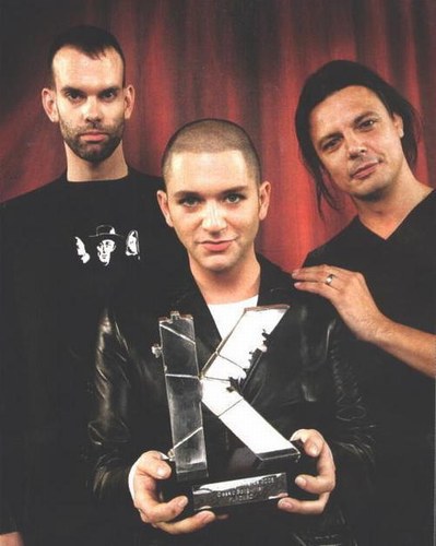 Le Groupe musical :   Groupe PLACEBO ��  Vs  aimez ?  eux   leur musique ??  un petit coucou &&    Bonne nuit ts ttes &&  bizzz &