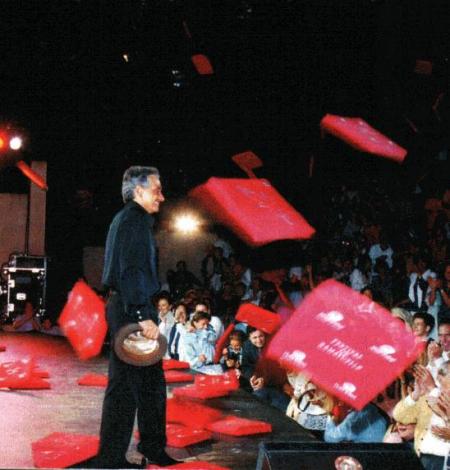 Tradition des coussins: jeux se lancer coussins lors de Concert Michel Sardou, j'ai jamais vu,  mais je pens &ccedil;a doit &ecirc;tre  plutot  amusant ��  il est gai  l&agrave; sr cette photo,michel!!   Bizz    A  